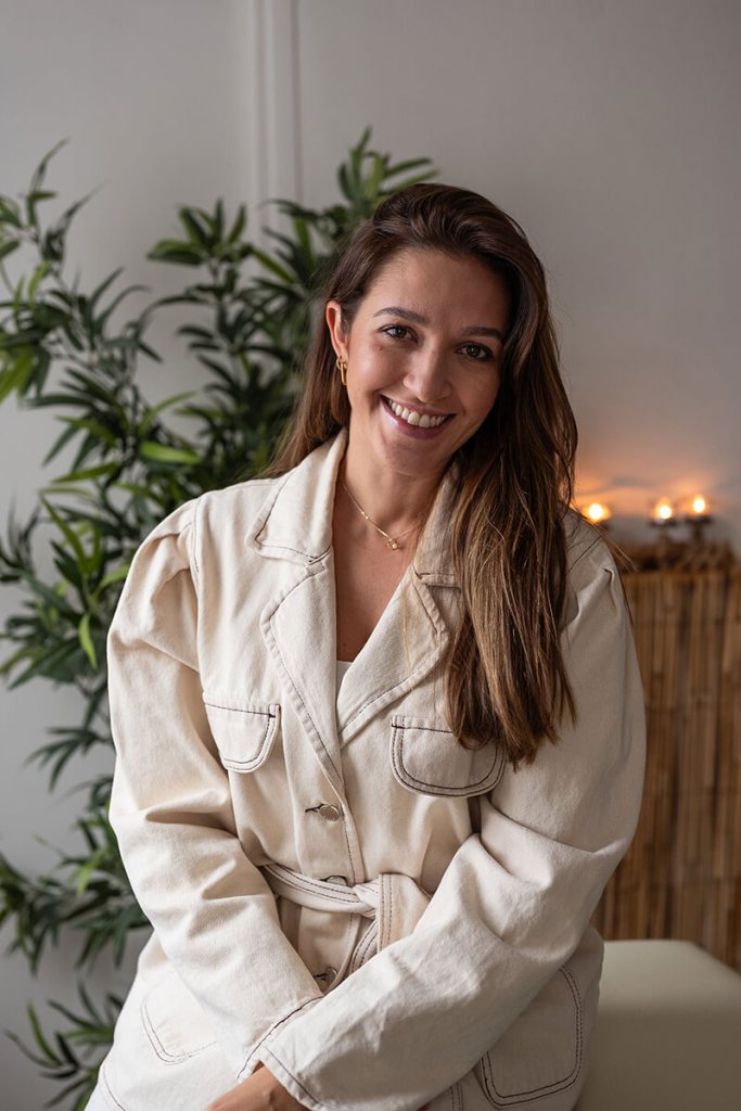 Portrait professionnel plan taille de Naty, esthéticienne spécialisée dans le massage facial.