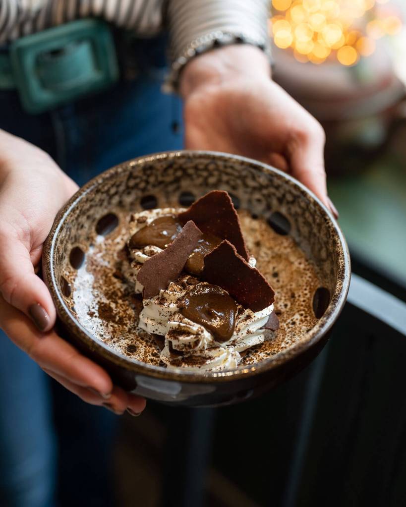 Photographie culinaire d'un tiramisu maison, dessert italien crémeux dans un bol.